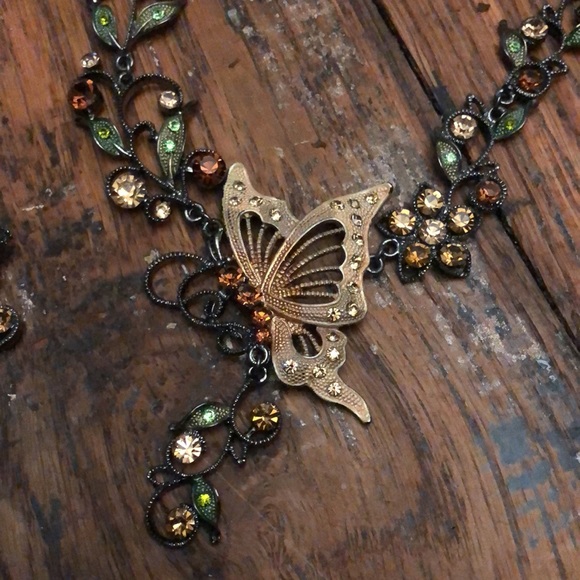 Crystal butterfly necklace and matching earrings - Picture 3 of 4